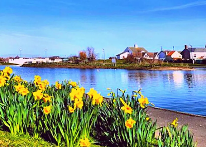 Romantic Lakeside Cottage By The Beach! With Super Cosy Log Burner! The Perfect Escape To Your Home From Home By The Sea! So Relaxing - You Won\'T Want To Leave! Pet Friendly!