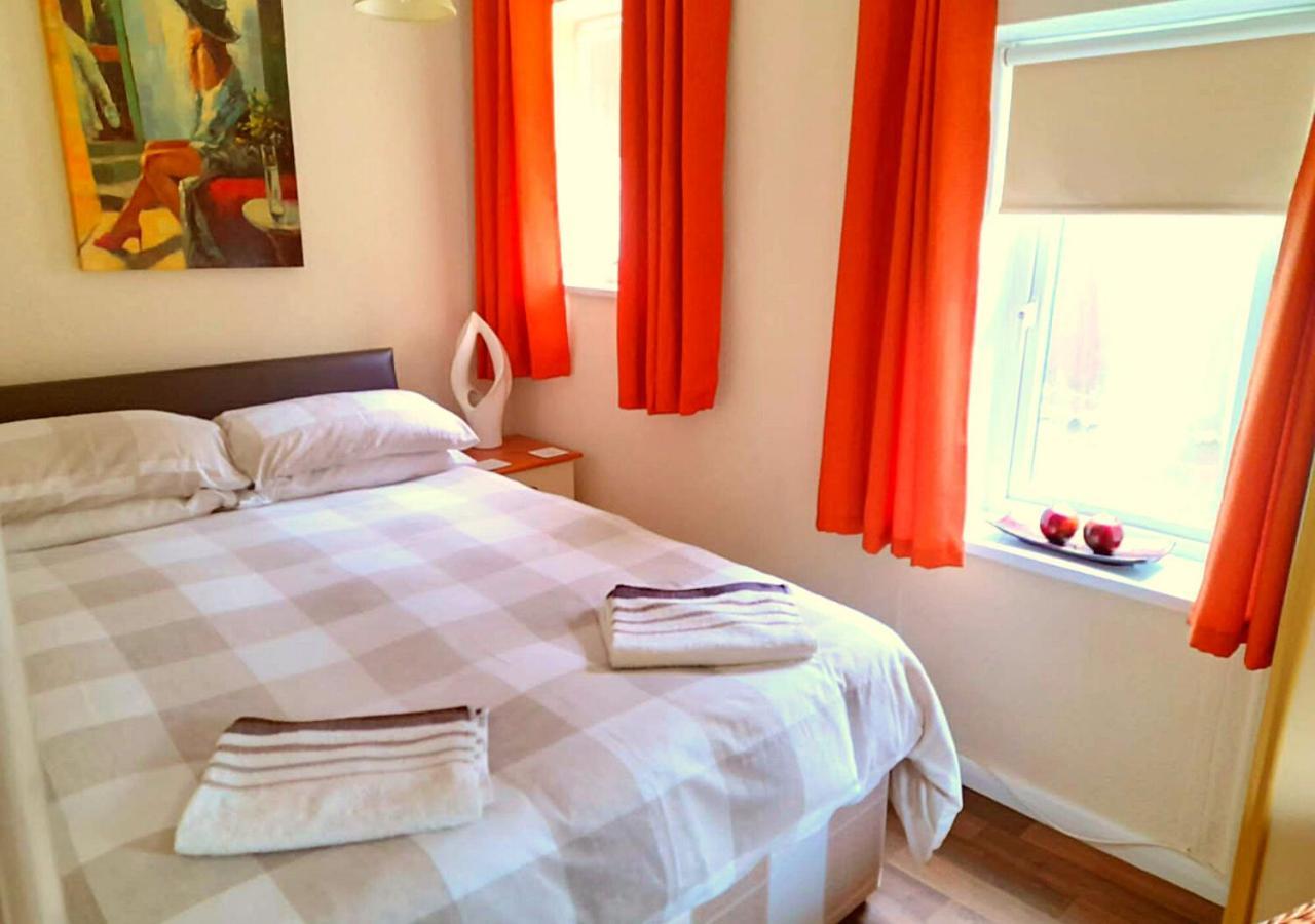 Romantic Lakeside By The Beach! With Super Cosy Log Burner! The Perfect Escape To Your From By The Sea! So Relaxing - Won't Want To Leave! Pet Friendly! Casa vacanze