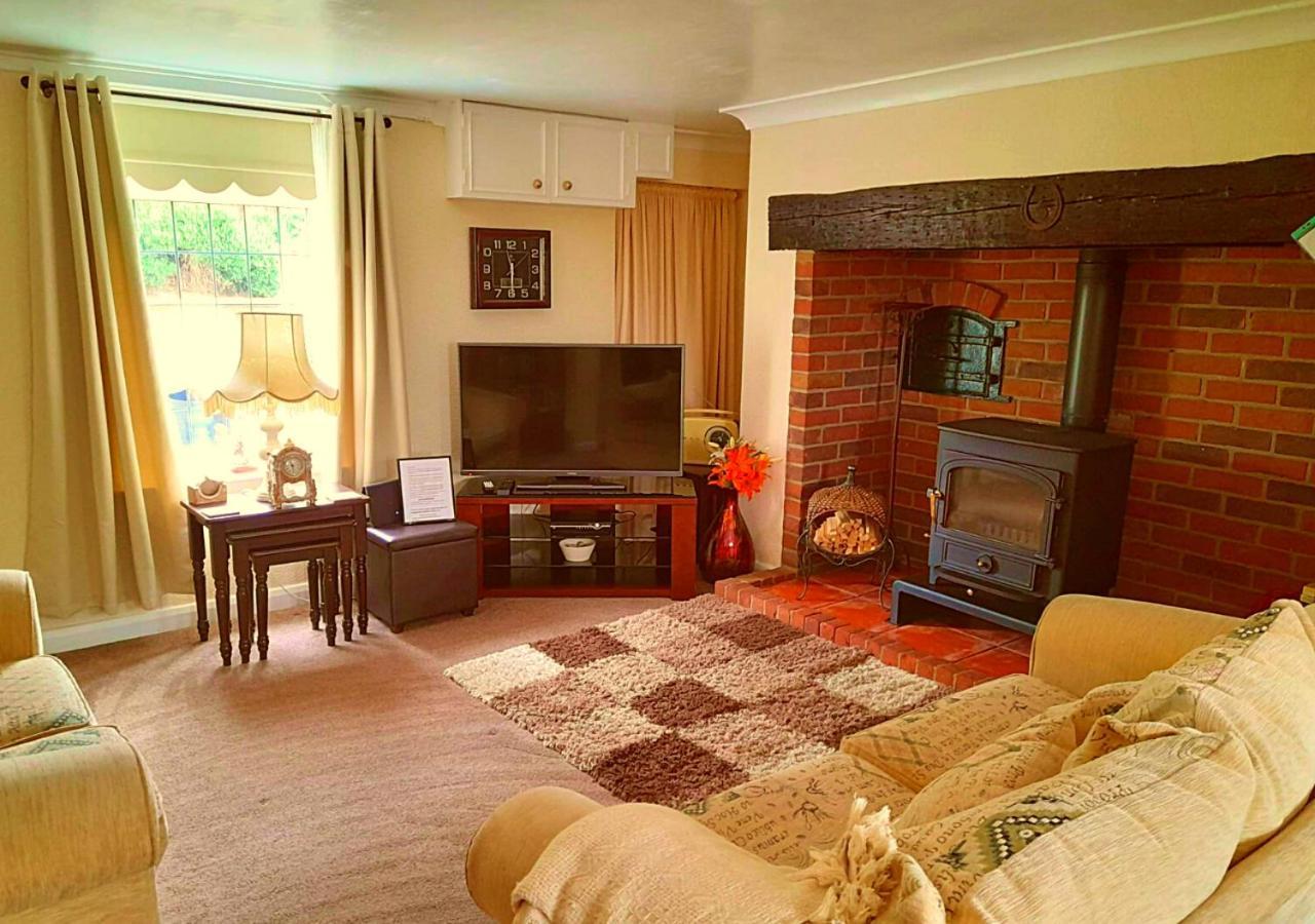 Romantic Lakeside By The Beach! With Super Cosy Log Burner! The Perfect Escape To Your From By The Sea! So Relaxing - Won't Want To Leave! Pet Friendly! Casa vacanze