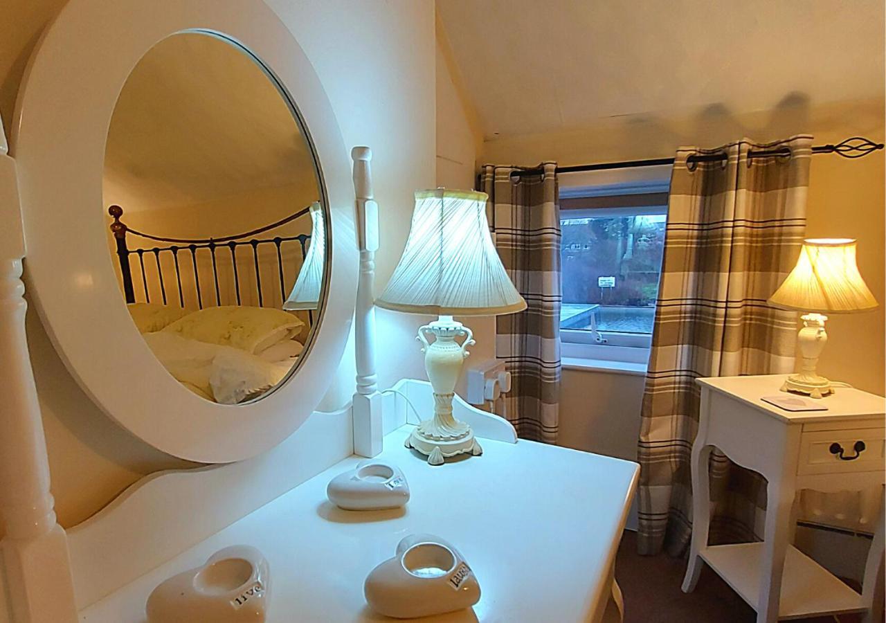 Romantic Lakeside By The Beach! With Super Cosy Log Burner! The Perfect Escape To Your From By The Sea! So Relaxing - Won't Want To Leave! Pet Friendly! *