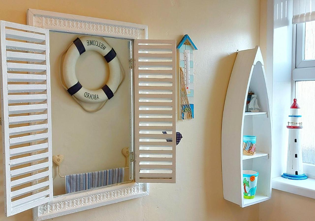 Romantic Lakeside By The Beach! With Super Cosy Log Burner! The Perfect Escape To Your From By The Sea! So Relaxing - Won't Want To Leave! Pet Friendly! Casa vacanze *