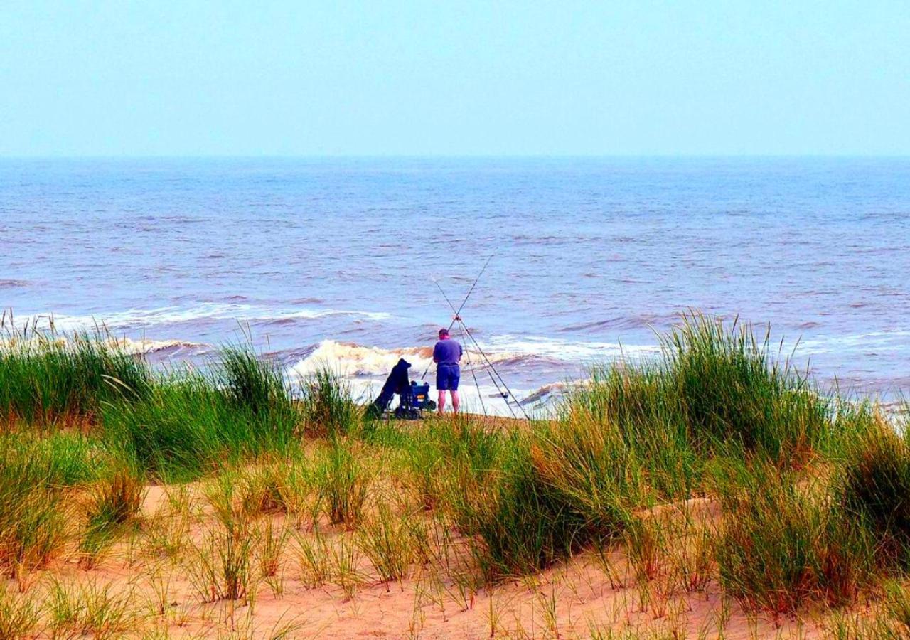 Romantic Lakeside By The Beach! With Super Cosy Log Burner! The Perfect Escape To Your From By The Sea! So Relaxing - Won't Want To Leave! Pet Friendly! Casa vacanze *