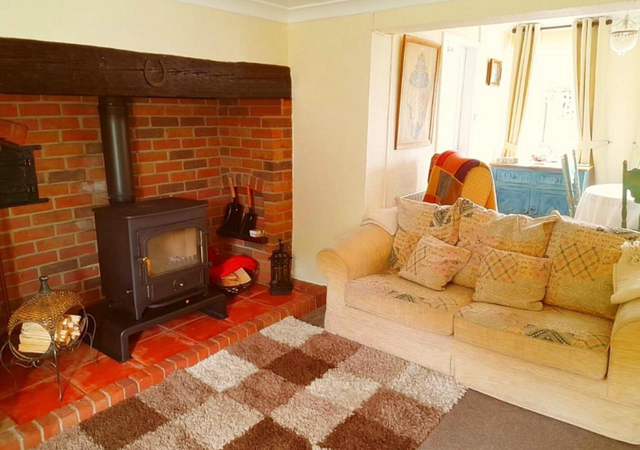 Romantic Lakeside By The Beach! With Super Cosy Log Burner! The Perfect Escape To Your From By The Sea! So Relaxing - Won't Want To Leave! Pet Friendly!