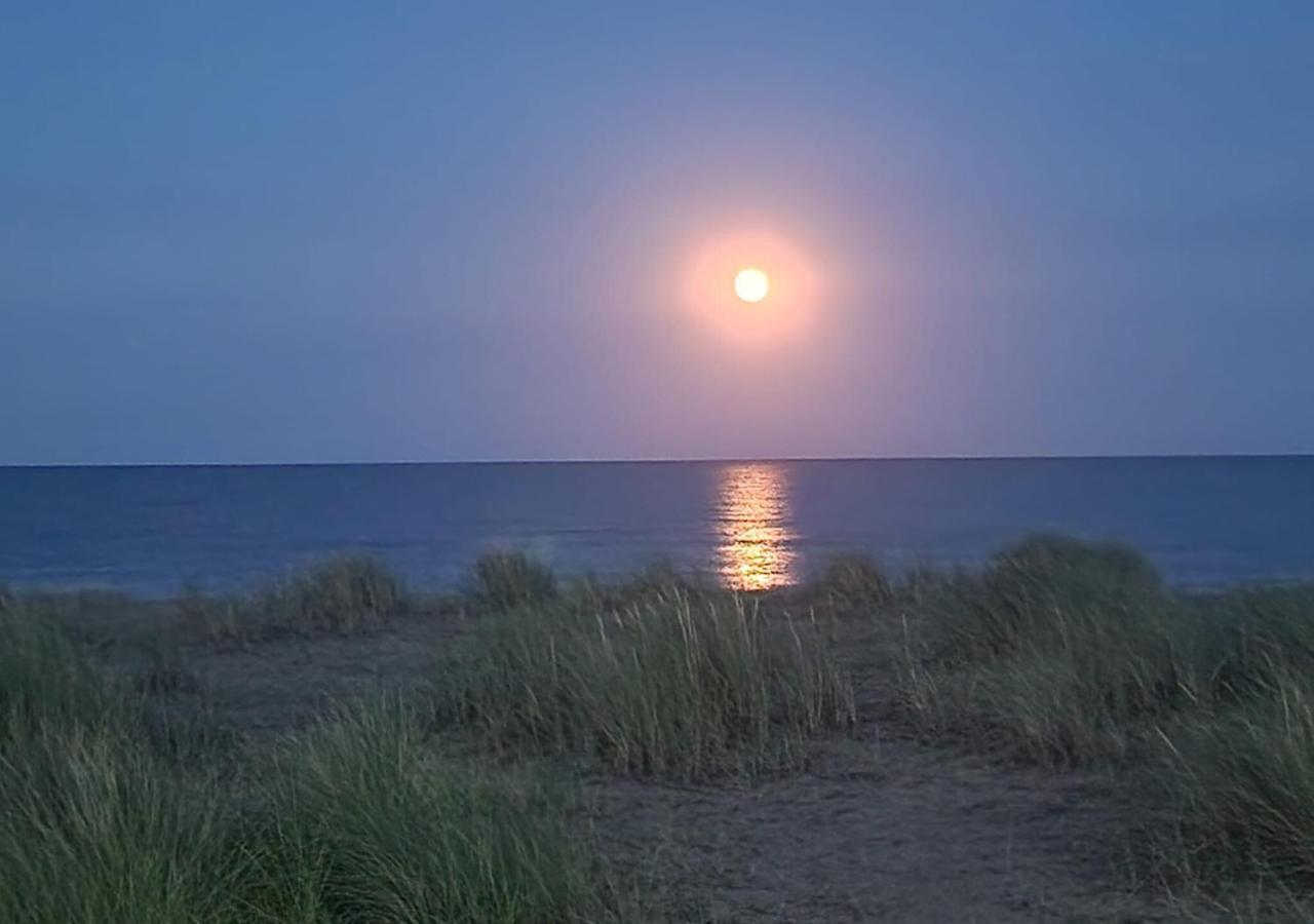 Romantic Lakeside By The Beach! With Super Cosy Log Burner! The Perfect Escape To Your From By The Sea! So Relaxing - Won't Want To Leave! Pet Friendly! * Mablethorpe