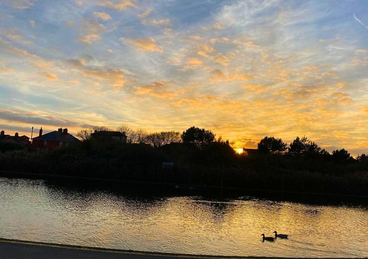Romantic Lakeside By The Beach! With Super Cosy Log Burner! The Perfect Escape To Your From By The Sea! So Relaxing - Won't Want To Leave! Pet Friendly! Casa vacanze *