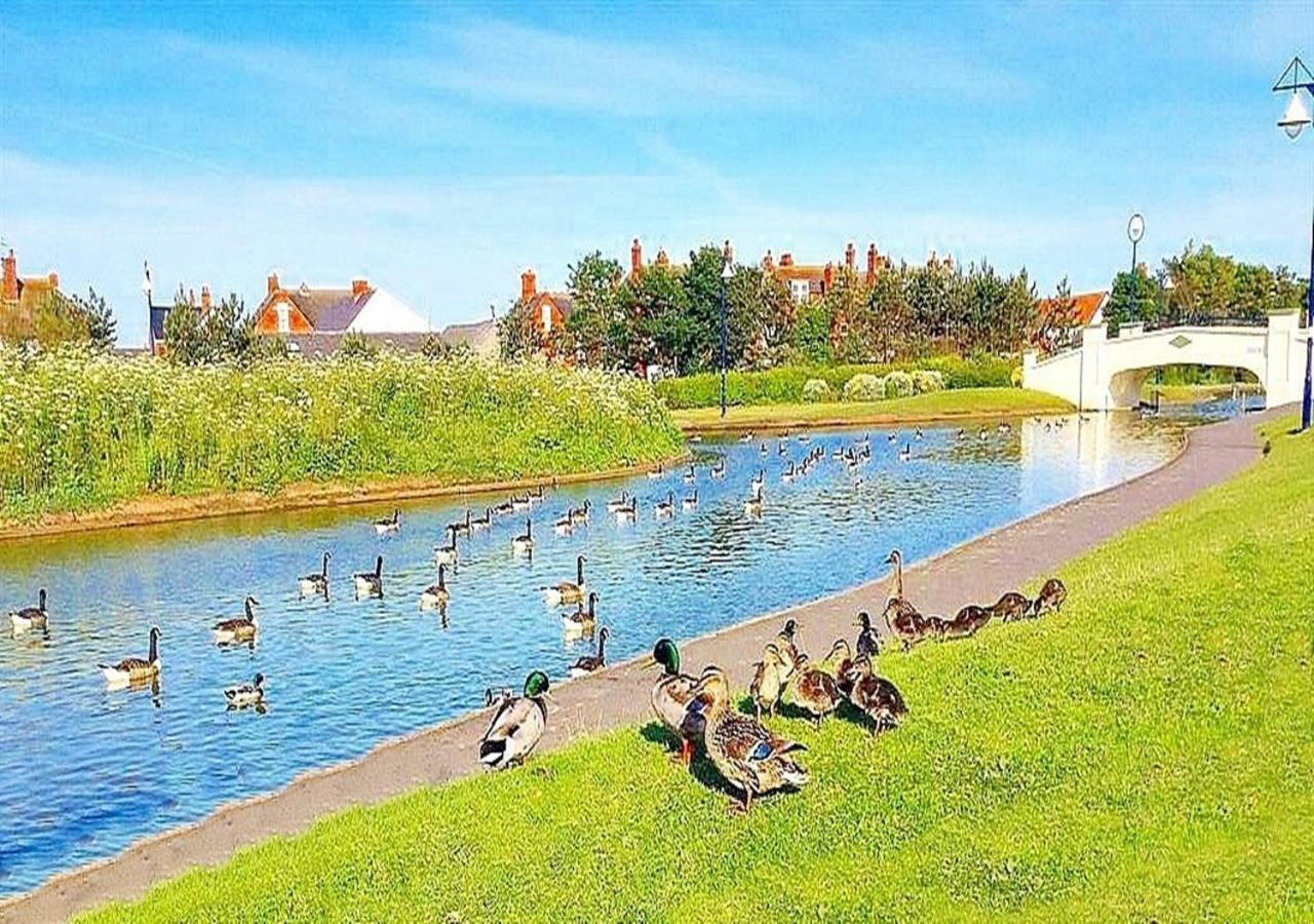 Romantic Lakeside By The Beach! With Super Cosy Log Burner! The Perfect Escape To Your From By The Sea! So Relaxing - Won't Want To Leave! Pet Friendly! Casa vacanze