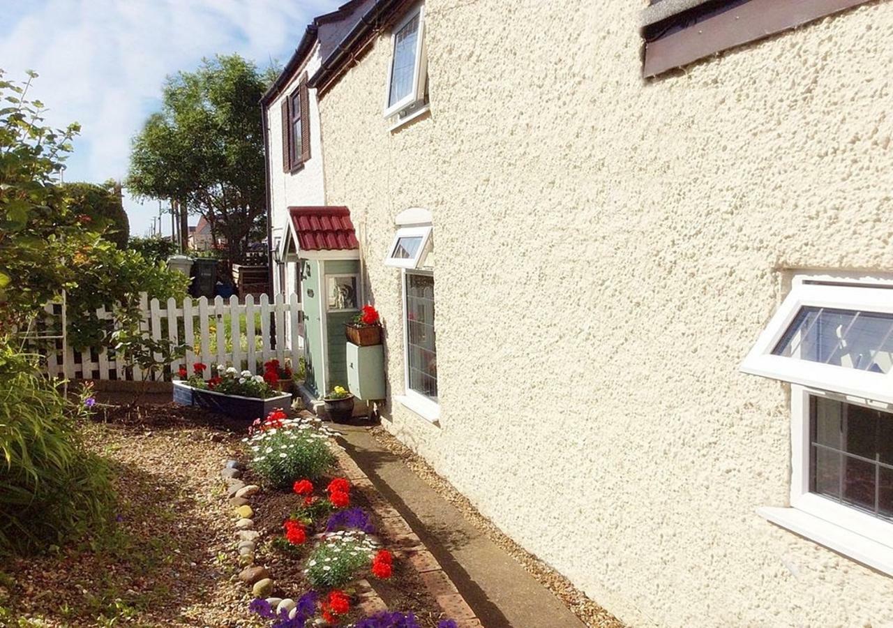 Romantic Lakeside By The Beach! With Super Cosy Log Burner! The Perfect Escape To Your From By The Sea! So Relaxing - Won't Want To Leave! Pet Friendly! * Mablethorpe