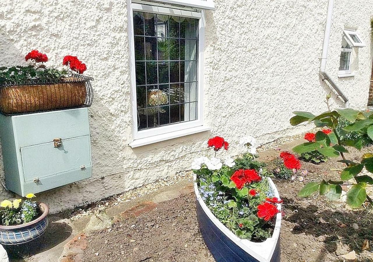 Romantic Lakeside By The Beach! With Super Cosy Log Burner! The Perfect Escape To Your From By The Sea! So Relaxing - Won't Want To Leave! Pet Friendly!